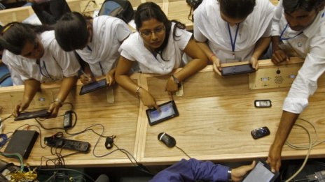 Индийски депутати получават субсидия за покупка на таблет