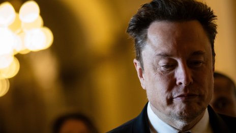 Grok е рискован експеримент за Илон Мъск при модерирането на съдържание с AI