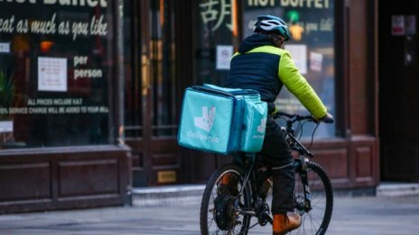 Deliveroo сви горния диапазон на целта за своето IPO