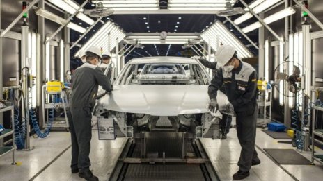 Най-големият автомобилен завод в света спира работа заради недостига на чипове