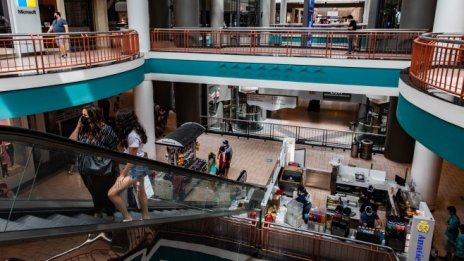 Продажбите на дребно в САЩ отчитат изненадващ ръст за втори пореден месец 