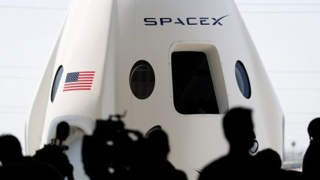 Мъск подписа договор с първия турист, който ще посети Луната със SpaceX