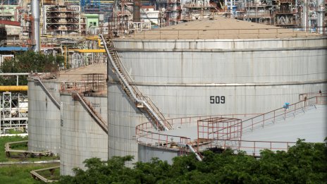 Украински удари срещу руски енергийни съоръжения тласкат цената на петрола надолу*