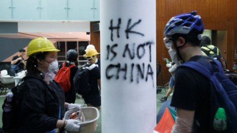 Протестите в Хонконг продължават: Щурм на парламента и нови сблъсъци с полицията