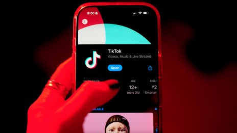 TikTok поколението и алгоритъмът, който пренаписва политиката
