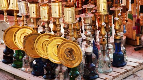 Собственици на заведения настояват да предлагат наргилета без тютюн