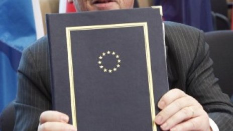 Юнкер: Протакането на дълговата криза е "катастрофално" 