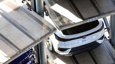 Volkswagen ще чака отговора на ЕС относно IRA, преди да обяви още фабрики за батерии