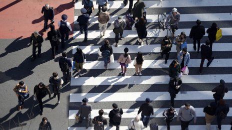Дейността в сектора на услугите в Япония се свива за първи път от почти две години