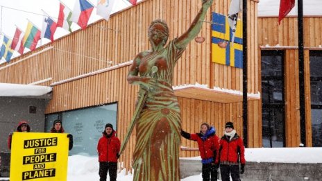 Обилен снеговалеж пречи на протестите в Давос