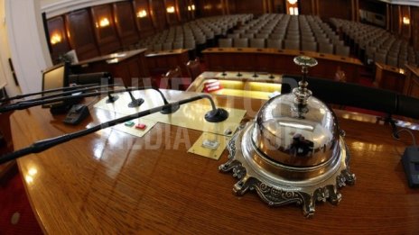 Парламентът провежда дебатите по вота на недоверие