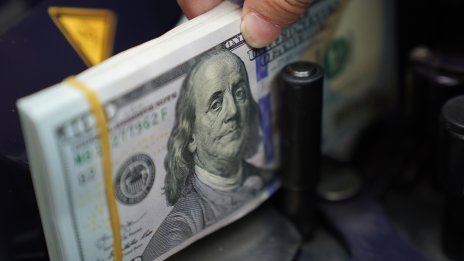 С поевтиняването на долара централните банки се питат – да девалвират или не?