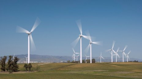 Инвестициите в зелена енергия за първи път се изравняват с тези за изкопаеми горива