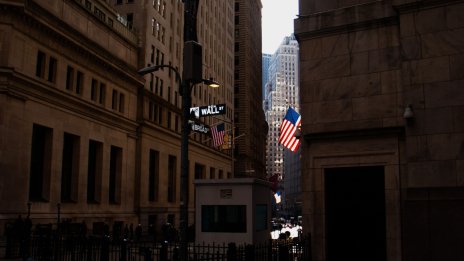 Dow сложи край на петдневна губеща серия с ръст от над 300 пункта