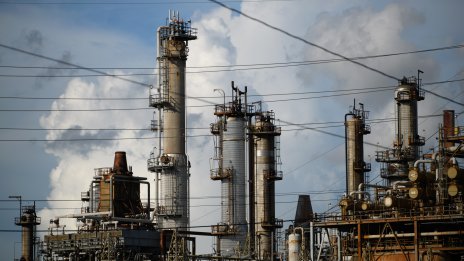 Петролът поевтинява, докато САЩ засилват натиска си срещу Индия*