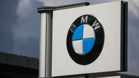 BMW повиши прогнозата си за печалбата въпреки рисковете около дефицита на чипове