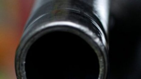 Петролът отбеляза леко поскъпване