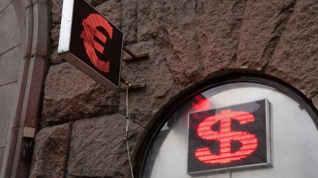 Еврото се готви за рекордно дълга серия на понижения спрямо долара