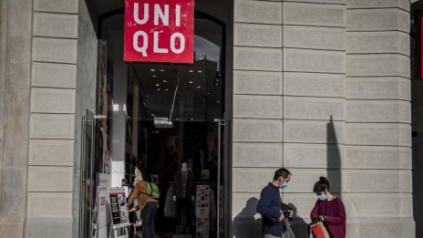 Международните пазари подсилиха продажбите на собственика на Uniqlo