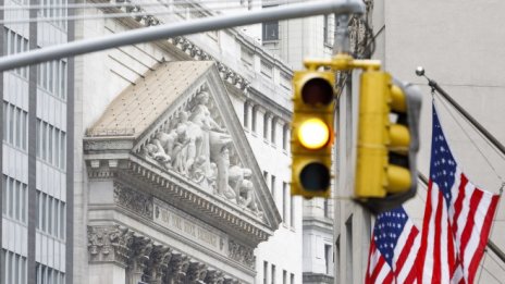 Американските индекси леко се отдръпнаха от рекордните си нива