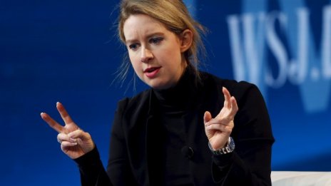 Шефът на Theranos получи двегодишна забрана да управлява лаборатории