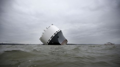 Кораб, превозващ автомобили на Mercedes и BMW, гори втори ден край Нидерландия