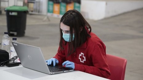 Борбата с коронавируса - чрез потискане или смекчаване?