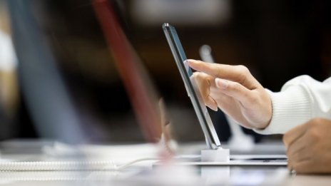 Продажбите на смартфони в света бележат 14% спад през февруари