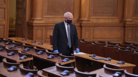 Народното събрание спира работа*