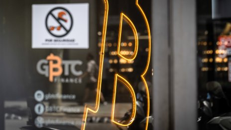 Биткойнът се движи стремглаво надолу до под 65 хил. долара