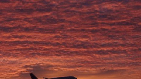 ЕС замразява данъка върху въглеродните емисии от полети