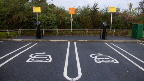 Франция не иска да отлага митата върху електромобилите, договорени с Лондон