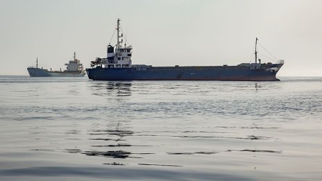 Ударът с дрон по газови танкери в Египет поражда опасения за сигурността и около Суец