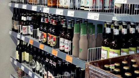Carlsberg тества бутилки за бира от картон 