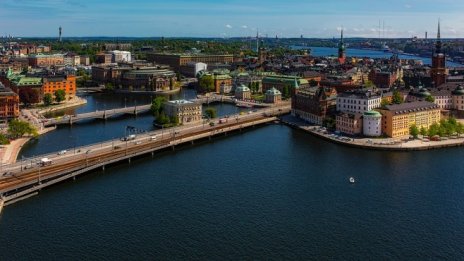 Двата основни политически блока в Швеция са с близки резултати след вота