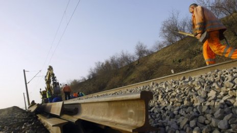 Забавя се модернизацията на жп линията между гарите Церковски и Карнобат