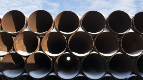 Цената на петрола тръгна нагоре в очакване ограниченията на ОПЕК да продължат