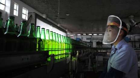 Ръстът на фабричната активност в Китай облекчава забавянето в Азия