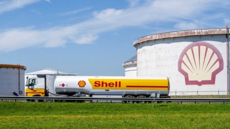 Петролът се обезценява леко заради опасенията от пренасищане на пазара