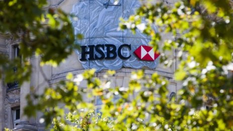 HSBC предупреждава за големи просрочени заеми - печалбата спада с 82%