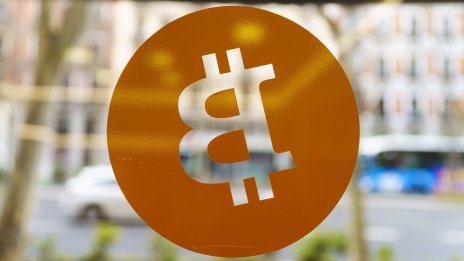 Цената на биткойна стигна двуседмичен връх преди изказванията на Пауъл и Банкман-Фрийд