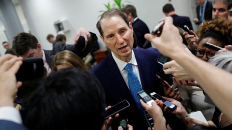 Сенаторът, който иска да тикне Зукърбърг в затвора