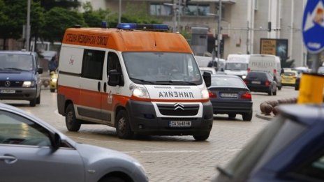 Медиците настояват да няма придружители на пациентите в линейките