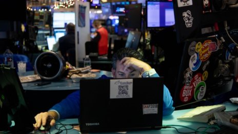 Dow Jones настъпва с над 200 пункта предпразнично*