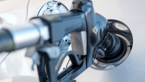 Положителната страна на по-слабата икономика: по-евтин бензин