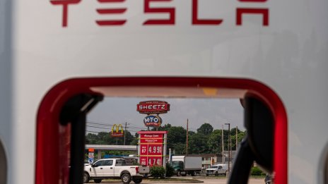 Tesla може да пусне в продажба електрическия влекач Semi преди края на годината