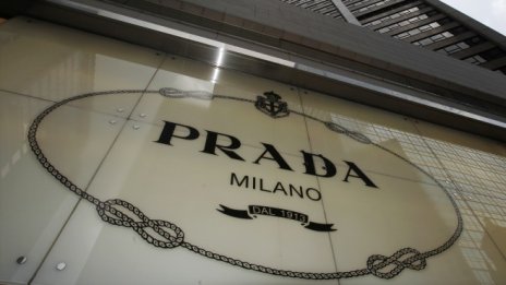 Prada иска съоснователят на марката да поеме контрол върху магазините ѝ в Милано