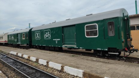 Два нови вагона ще превозват велосипеди и ски по теснолинейката