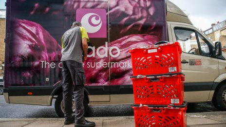Цената на акциите на Ocado скочи след новината за интерес от придобиване от Amazon