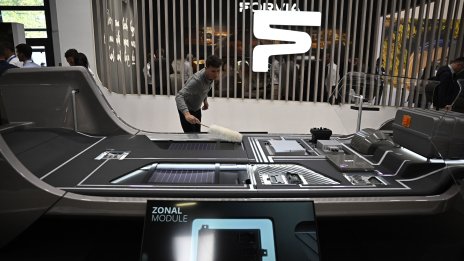 Forvia свива с 13% работната си сила в Европа, ще разчита на ИИ в битката с Азия